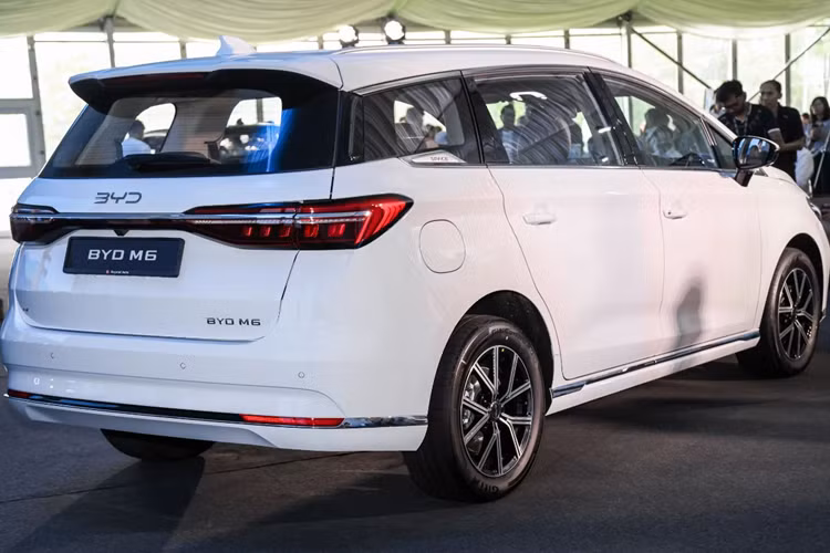 Cả hai phiên bản của MPV chạy điện BYD M6 đều sử dụng động cơ điện và được trang bị các công nghệ hiện đại, mang lại hiệu suất vận hành vượt trội cùng phạm vi di chuyển ấn tượng.