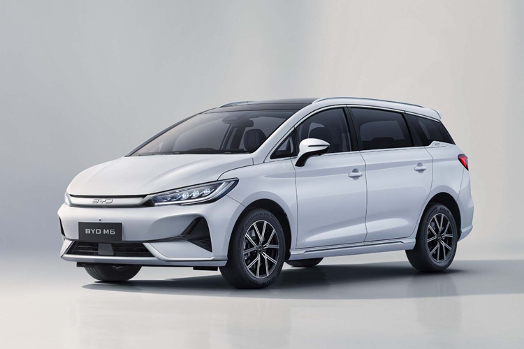 Trong khi đó, phiên bản Nâng cao còn được trang bị thêm các tính năng cao cấp như kiểm soát hành trình thích ứng, phanh khẩn cấp tự động, hỗ trợ giữ làn đường và phát hiện điểm mù.