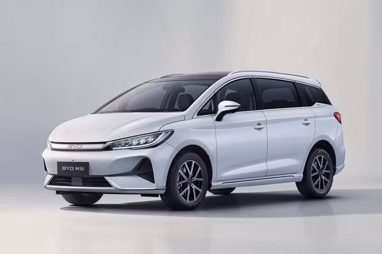 Trong khi đó, phiên bản Nâng cao còn được trang bị thêm các tính năng cao cấp như kiểm soát hành trình thích ứng, phanh khẩn cấp tự động, hỗ trợ giữ làn đường và phát hiện điểm mù.