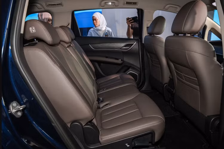 Xe còn được trang bị màn hình cảm ứng xoay 12,8 inch hỗ trợ Apple CarPlay và Android Auto, cùng với các tiện ích hiện đại như sạc không dây cho điện thoại, hệ thống điều hòa không khí với bộ lọc PM 2.5. Phiên bản Nâng cao được bổ sung thêm ghế trước chỉnh điện, cốp sau tự động và cửa sổ trời toàn cảnh bằng kính.