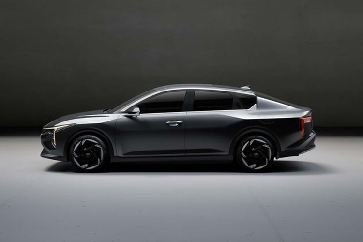 So với Kia Cerato, mẫu xe sedan Kia K4 2025 sở hữu thiết kế bắt mắt hơn hẳn nhờ được áp dụng ngôn ngữ thiết kế Twist Logic mới. Phần đầu xe nổi bật với cụm đèn pha hình chữ T thanh mảnh, đi kèm lưới tản nhiệt hình mũi hổ đặc trưng. Khu vực phía sau gây ấn tượng với cụm đèn pha hình chữ L đặt ngược và cản sau nhô cao.