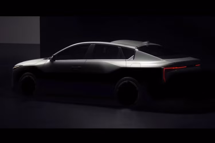 Xe ra mắt lần đầu vào năm 2009 dưới dạng nhập khẩu nguyên chiếc, sau đó được chuyển sang lắp ráp tại nhà máy của Thaco ở Quảng Nam. Hiện tại, mẫu xe này được phân phối với 5 phiên bản, đi kèm mức giá từ 599-734 triệu đồng.