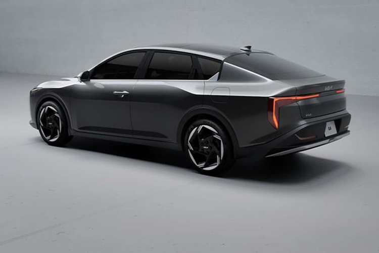 Khác với Kia EV9 hay Sorento được tích hợp hầu hết các phím điều khiển vào màn hình, Kia K4 vẫn sử dụng núm chỉnh dạng cơ. Một số trang bị tiêu chuẩn trên Kia K4 bao gồm màn hình HUD, đa cổng USB, ổ cắm 12V 180W và nút bấm chuyển chế độ lái trên vô lăng.