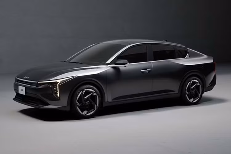 Mới đây, hãng xe Hàn Quốc đã chính thức công bố Kia K4 2025 mới – mẫu sedan cỡ C ra đời với vai trò là Cerato thế hệ thứ ba. Trước đây, dòng sedan này có tên gọi toàn cầu là K3 nhưng giờ cái tên này đã được nhường cho đàn em Rio thấp hơn một bậc.