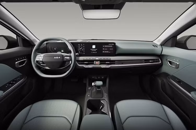 Mặc dù chưa có thông tin chi tiết về kích thước, nhưng dường như KIA K4 có kích thước lớn hơn một chút so với mẫu Cerato cũ, bởi kích thước cửa sau có vẻ lớn hơn. Kia K4 sở hữu không gian nội thất mang phong cách hiện đại với điểm nhấn là cụm màn hình kép nối liền đồng hồ lái và màn hình trung tâm.