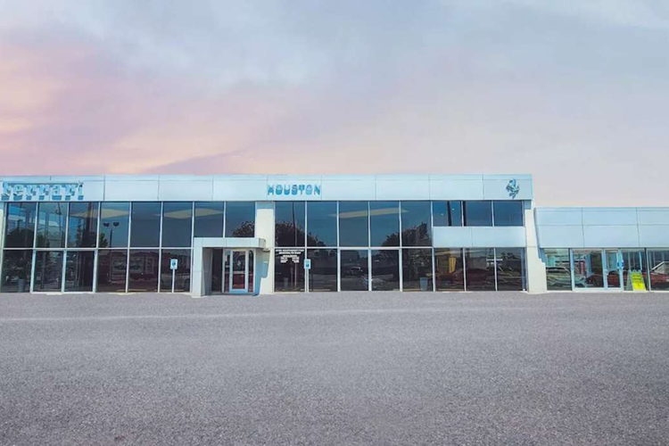 Tuy nhiên, một chủ sở hữu Ferrari Purosangue đã hoàn toàn phớt lờ lệnh hạn chế này và bán lại xe. Cụ thể, một đại lý bán xe Ferrari có trụ sở tại Houston, Mỹ đã đệ đơn kiện Todd Carlson vì vi phạm hợp đồng mua bán. 