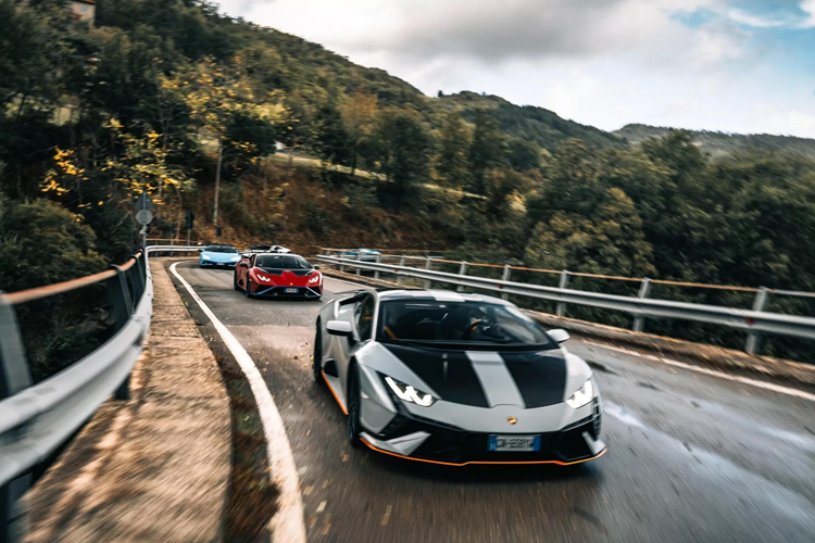 Ngày hôm sau, chuyến đi đưa những người tham dự đến mỏ đá cẩm thạch trắng Valsora với vẻ đẹp huyền bí ấn tượng, dừng chân nghỉ ngơi tại Taverna dello Scoiattolo trên đường Cioccorally trước khi đi qua đèo Abetone và kết thúc ở trụ sở Lamborghini tại Sant’Agata Bolognese.