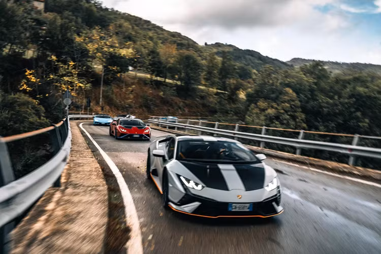 Ngày hôm sau, chuyến đi đưa những người tham dự đến mỏ đá cẩm thạch trắng Valsora với vẻ đẹp huyền bí ấn tượng, dừng chân nghỉ ngơi tại Taverna dello Scoiattolo trên đường Cioccorally trước khi đi qua đèo Abetone và kết thúc ở trụ sở Lamborghini tại Sant’Agata Bolognese.