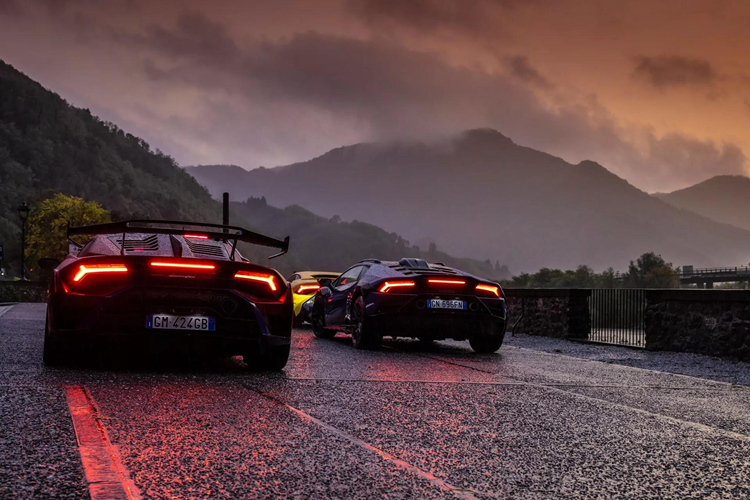 Hiện chưa có nhiều thông tin được hé lộ về chiếc xe sẽ kế nhiệm Huracan. Chỉ biết rằng Lamborghini sẽ không tiếp tục sử dụng động cơ V10 nữa mà sẽ chuyển sang V8 tăng áp kép 4.0L tương tự như Urus, kết hợp cùng ít nhất 2 mô-tơ điện để tạo nên hệ truyền động hybrid hiệu năng cao.