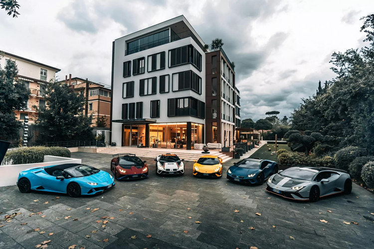 Cuộc hành trình bắt đầu ở Bologna với những người tham dự lái xe đến khu nghỉ dưỡng Palazzo di Varignana ở chân đồi, nơi họ thưởng thức bữa tối thịnh soạn ngay trên toa xe lửa Royal Train từng thuộc về hoàng gia.