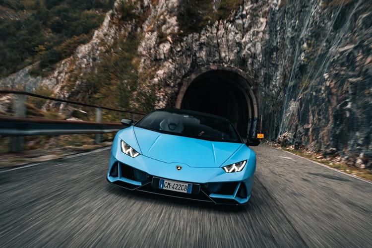 Để kỷ niệm Lamborghini Huracan và động cơ V10 mang tính biểu tượng, Lamborghini gần đây đã tổ chức một chuyến hành trình road trip từ Bologna đến Forte dei Marmi, đi qua rặng núi Appennine ở nơi giáp ranh giữa vùng Tuscany và Emilia-Romagna, là một trong những khu vực có phong cảnh đẹp nhất nước Ý.