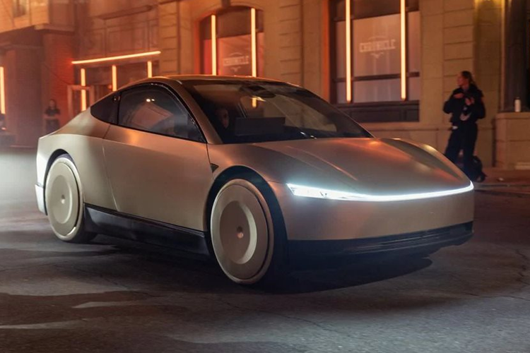 Công ty vẫn còn e dè khi nói đến hệ thống truyền động của xe điện Tesla Cybercab mới. Không có thông tin chi tiết cụ thể nào được tiết lộ về quãng đường xe có thể đi được chỉ với một lần sạc, có vẻ như đây là thông tin khá quan trọng đối với một chiếc xe taxi tự vận hành được thiết kế để sử dụng liên tục cả ngày.