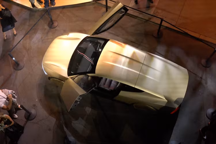 Ở phía sau, bạn sẽ thấy một thanh đèn siêu mỏng, không có gì ngạc nhiên khi lấy cảm hứng thiết kế trực tiếp từ Cybertruck. Và vì chiếc xe này được chế tạo để tự lái hoàn toàn, nên không cần những di tích lỗi thời như gương chiếu hậu hay thậm chí là cửa sổ sau.