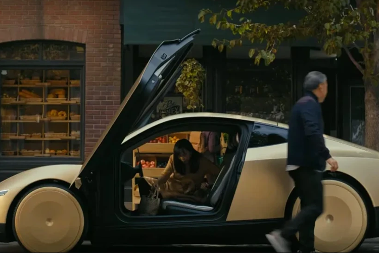 Giống như Cybertruck chạy điện, ngoại thất của Cybercab được chi phối bởi một thanh đèn LED toàn chiều rộng duy nhất ở đầu xe mang lại cho nó vẻ ngoài tương lai. Bạn cũng sẽ thấy một số hình dạng và đường nét quen thuộc của Tesla ở bên ngoài, bao gồm các nếp gấp sắc nét chạy trên mui xe và vai sau rõ rệt giống với Model Y.