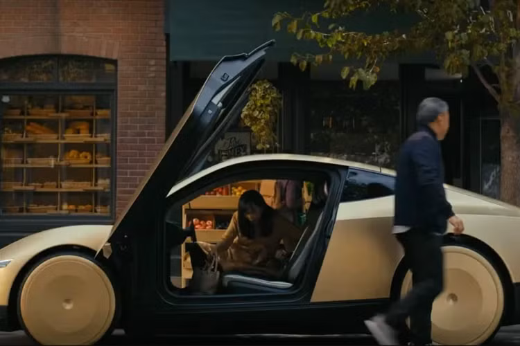 Giống như Cybertruck chạy điện, ngoại thất của Cybercab được chi phối bởi một thanh đèn LED toàn chiều rộng duy nhất ở đầu xe mang lại cho nó vẻ ngoài tương lai. Bạn cũng sẽ thấy một số hình dạng và đường nét quen thuộc của Tesla ở bên ngoài, bao gồm các nếp gấp sắc nét chạy trên mui xe và vai sau rõ rệt giống với Model Y.