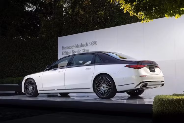 Với hàng loạt trang bị cao cấp, Mercedes-Maybach S 680 Edition Nordic Glow có mức giá không hề rẻ, lên tới 339.000 USD (khoảng 8,4 tỷ đồng). Mercedes-Benz cho biết những chiếc xe phiên bản giới hạn này sẽ được bàn giao tới tay khách hàng Mỹ vào cuối năm 2024.