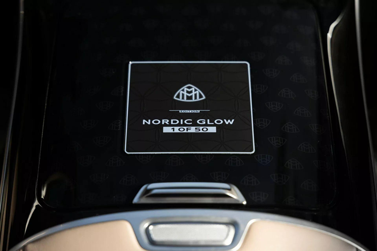 Mặt táp lô, bệ cửa và nhiều chi tiết khác được ốp gỗ óc chó tối màu cùng các họa tiết Herringbone đặc trưng của dòng Maybach.