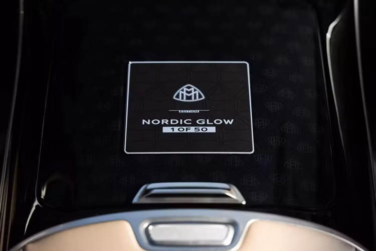 Mặt táp lô, bệ cửa và nhiều chi tiết khác được ốp gỗ óc chó tối màu cùng các họa tiết Herringbone đặc trưng của dòng Maybach.