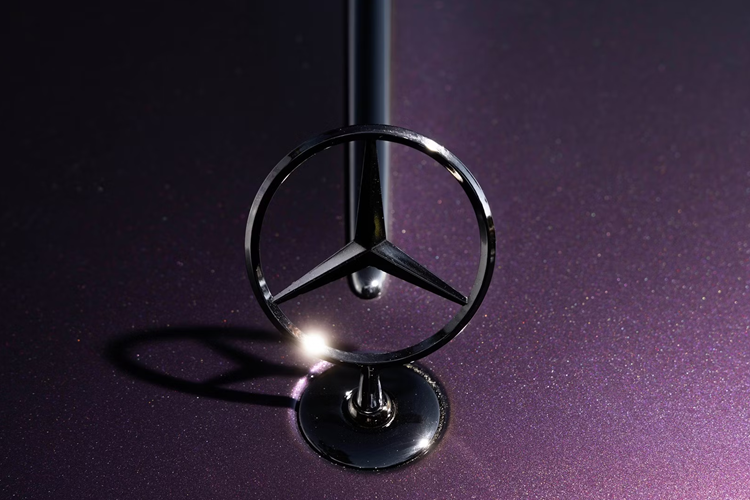 Hàng ghế thứ hai là nơi tập trung những trang bị tiện nghi cao cấp nhất của mẫu xe này với ghế ngồi hạng thương gia, ly champagne bạc Robbe &amp; Berking, tủ ướp rượu champagne. Mercedes-Maybach S 680 vẫn được trang bị khối động cơ V12 Biturbo 6.0L có công suất tối đa 612 mã lực và mô-men xoắn cực đại 900 Nm.