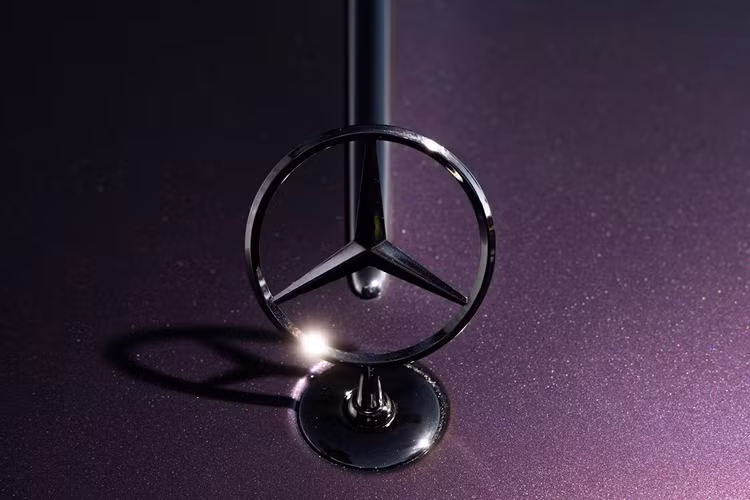 Hàng ghế thứ hai là nơi tập trung những trang bị tiện nghi cao cấp nhất của mẫu xe này với ghế ngồi hạng thương gia, ly champagne bạc Robbe &amp; Berking, tủ ướp rượu champagne. Mercedes-Maybach S 680 vẫn được trang bị khối động cơ V12 Biturbo 6.0L có công suất tối đa 612 mã lực và mô-men xoắn cực đại 900 Nm.