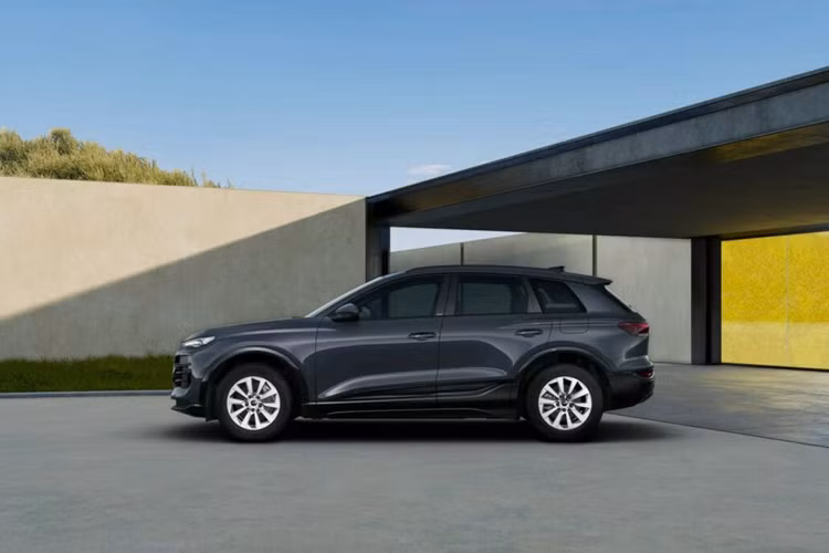 Xe cũng được trang bị bộ đèn LED, ghế bọc vải và các chi tiết trang trí màu xám. Phiên bản này hiện đã có sẵn để đặt hàng tại Đức. Mức giá xe Audi Q6 e-tron Performance khởi đểm từ 68.800 Euro.