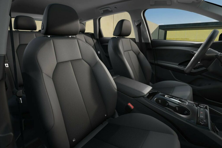 Nếu người dùng sạc tại nhà, nguồn sạc AC 230V có thể giúp xe sạc đầy pin trong khoảng 10,25 giờ.