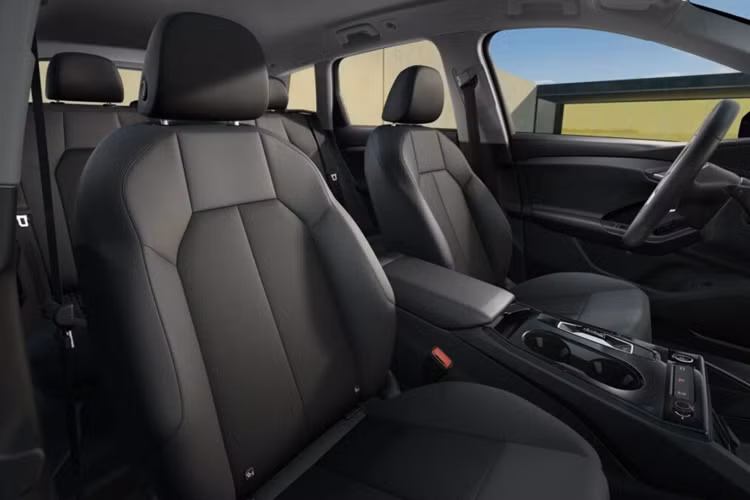 Nếu người dùng sạc tại nhà, nguồn sạc AC 230V có thể giúp xe sạc đầy pin trong khoảng 10,25 giờ.