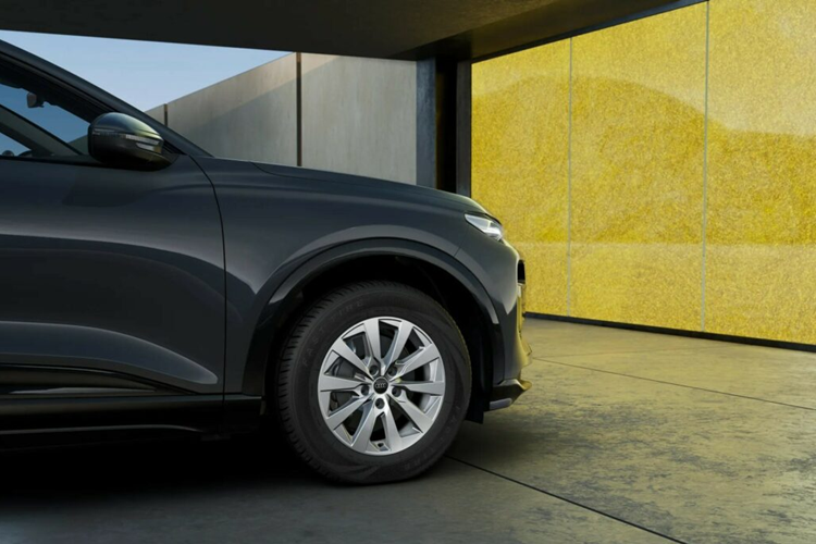 Về trang bị, chiếc crossover nặng 2.200 kg sử dụng bộ mâm xe 18 inch và có các điểm nhấn màu đen Mythos tương phản.