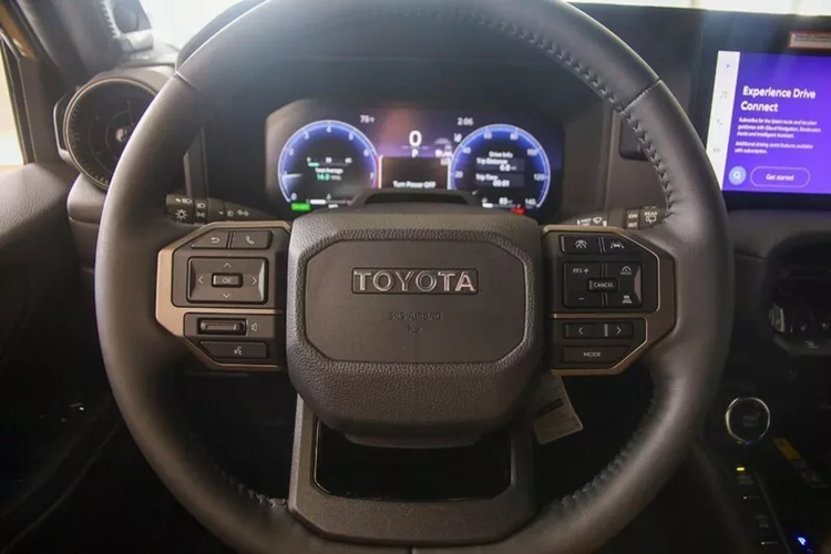 Land Cruiser cũng được trang bị các sọc trang trí lấy cảm hứng từ phong cách cổ điển và được trang bị giàn đèn trợ sáng ấn tượng. Xe còn được trang bị giá để đồ Westcott Designs và thang gắn phía sau. Mẫu xe này cũng có tấm ốp Molle che kính sau và ngoài ra, chiếc SUV đã được Auto Trim Restyling cải tiến.