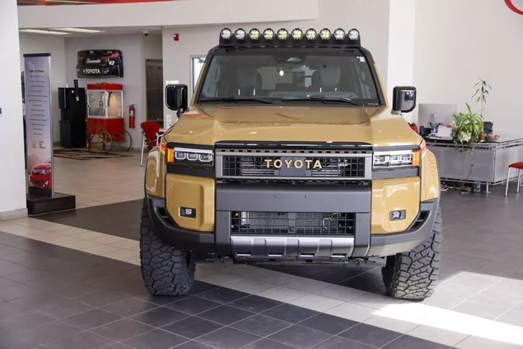 Hiện tại, chiếc SUV Toyota Land Cruiser Prado 2024 địa hình này đang được niêm yết với giá 89.754 USD (tương đương 2,13 tỷ đồng) và được bán ra bởi Bommarito Toyota.