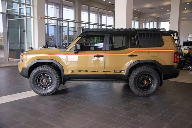 Mẫu xe Toyota Land Cruiser Prado 2024 độc nhất này đã được trang bị gói nâng cấp trị giá 18.995 USD (khoảng 450 triệu đồng) bao gồm bộ nâng gầm thêm 64 mm và trang bị mâm xe Method đi kèm với bộ lốp Toyo Open Country 35 inch.