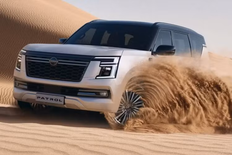 Ở thế hệ thứ 7, xe được phát triển dựa trên khung gầm sát-xi rời, dùng chung với mẫu SUV hạng sang Infiniti QX80 thế hệ mới nhất. Mẫu xe SUV Nissan Patrol 2025 sở hữu ngoại hình cơ bắp, cao cấp hơn nhờ những đường nét thiết kế sắc nét. Patrol hoàn toàn mới được trang bị đèn pha hình chữ C bắt mắt, đặt dọc tích hợp công nghệ đèn pha thích ứng.