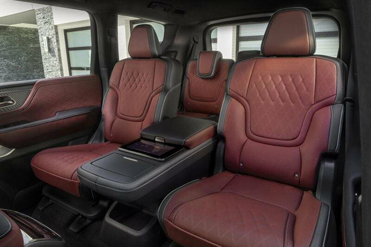 Mặt khác, hệ thống âm thanh vòm DJX 3D mang đến trải nghiệm âm thanh phong phú như buổi hòa nhạc cho người ngồi trong xe. Cửa sổ trời toàn cảnh bằng kính và hệ thống đèn viền nội thất 64 màu là trang bị tiêu chuẩn.