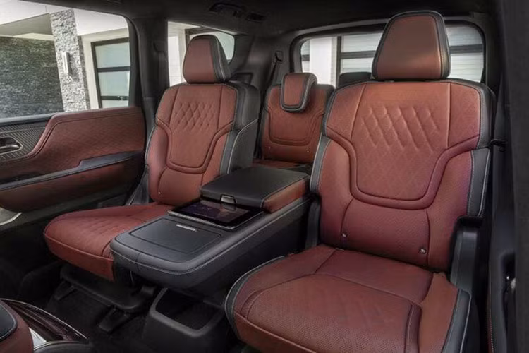 Mặt khác, hệ thống âm thanh vòm DJX 3D mang đến trải nghiệm âm thanh phong phú như buổi hòa nhạc cho người ngồi trong xe. Cửa sổ trời toàn cảnh bằng kính và hệ thống đèn viền nội thất 64 màu là trang bị tiêu chuẩn.