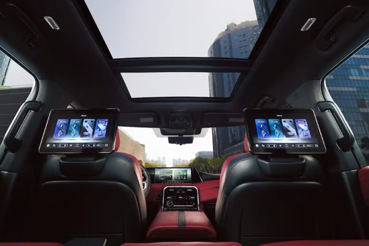 Hệ thống âm thanh Klipsch Premium 12 loa là trang bị tiêu chuẩn, mang lại âm thanh trong trẻo, tích hợp liền mạch vào nội thất của Patrol. Hệ thống này cũng có công nghệ DynamicAudioReveal đảm bảo độ rõ nét và độ sâu nhất quán bằng cách tự động điều chỉnh cân bằng âm thanh dựa trên các điều kiện môi trường.