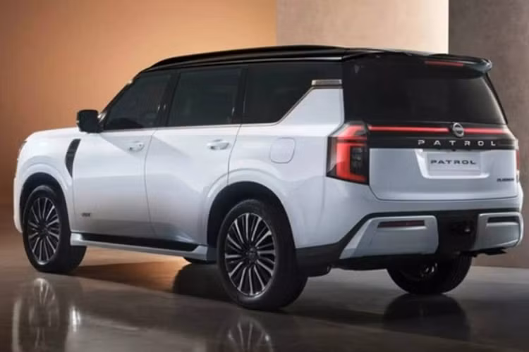 Bộ lưới tản nhiệt và cản trước cũng đã được tinh chỉnh. Thế hệ mới của Nissan Patrol được trang bị mâm xe hợp kim kích thước 22 inch, không chỉ giúp ngoại hình của xe thêm mạnh mẽ, bệ vệ mà còn giúp khoảng sáng gầm thêm rộng rãi. 