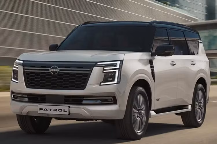 Xe sở hữu một màn hình hiển thị cỡ lớn kích thước 28,6 inch ở táp-lô, là sự kết hợp của cặp màn hình thông tin giải trí và cụm đồng hồ kỹ thuật số. Những màn hình này dùng hệ điều hành Nissan Connect 2.0 mới, tích hợp các dịch vụ của Google như Google Maps, Google Assistant và Play Store, lần đầu tiên có ở khu vực Trung Đông.