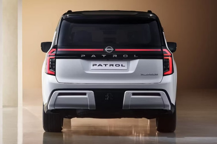 Toàn bộ sức mạnh được truyền qua hộp số tự động 9 cấp do Mercedes-Benz phát triển. Ngoài ra, xe còn sở hữu hệ thống treo khí nén thích ứng với giảm xóc điện tử, cho phép nâng hoặc hạ gầm tùy điều kiện địa hình. Tại thị trường Trung Đông, mức giá xe Nissan Patrol 2025 có mức khởi điểm từ 239.900 AED (khoảng 1,66 tỷ đồng).