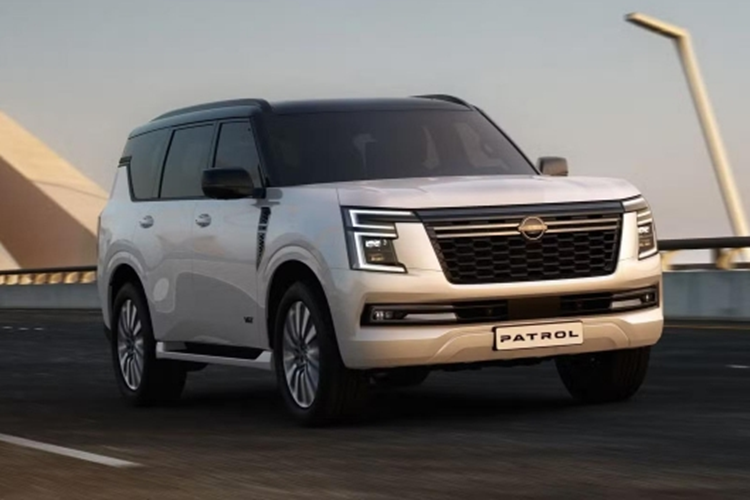 Tại Trung Đông, Nissan Patrol 2025 sở hữu không gian nội thất rộng rãi, thoải mái với nhiều công nghệ hiện đại. Hệ thống ghế ngồi trên Nissan Patrol 2025 được bọc da trần bông kết hợp họa tiết lấy cảm hứng từ kumiko - một kỹ thuật chế biến gỗ của Nhật Bản, có thể chỉnh điện 8 hướng và chức năng massage.