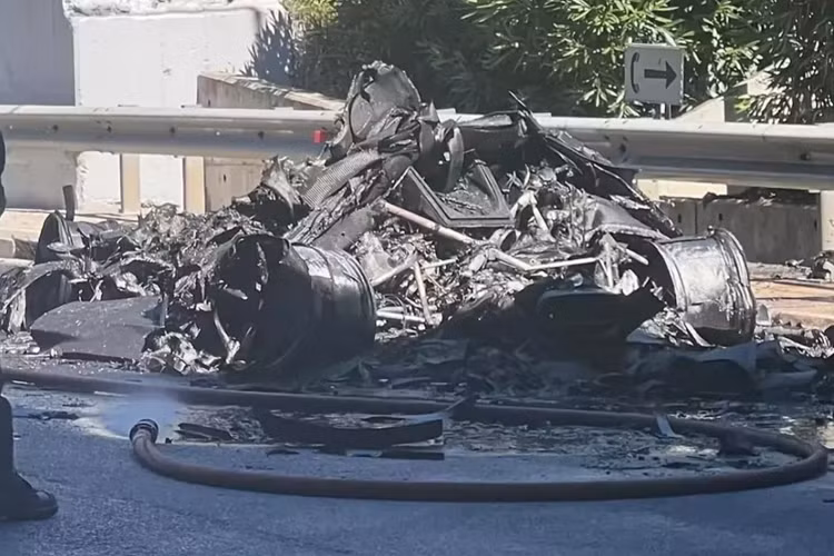 Đặc biệt hơn, đó còn là 1 chiếc xe Koenigsegg Jesko bản Attack thửa riêng mang tên gọi "Nur Edition". Ngay sau đó, hãng xe Thụy Điển đã phát đi thông báo yêu cầu 28 chủ xe Koenigsegg Jesko không sử dụng chiếc xe này trên đường hay bất kỳ đâu, trước khi họ tìm ra nguyên nhân vụ cháy.