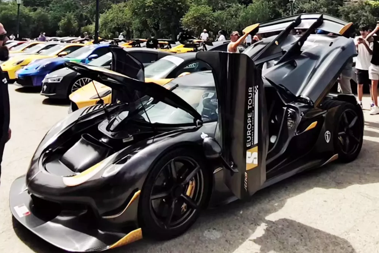 Toàn bộ sức mạnh của xe Koenigsegg Jesko sẽ được truyền đến hộp số 9 cấp mới có tên gọi Lightning Speed Transmission, nhờ đó, siêu phẩm này có thể tăng tốc từ vị trí xuất phát lên 100 km/h chỉ 2,5 giây trước khi lao đến con số tốc độ tối đa khủng khiếp lên đến 482 km/h.