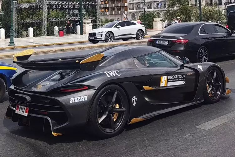 Siêu xe megcar Koenigsegg Jesko chỉ sử dụng khối động cơ xăng V8, tăng áp kép, dung tích 5.0 lít nhưng lại sản sinh ra công suất tối đa lên đến 1.603 mã lực nếu như chủ nhân đổ xăng nhiên liệu sinh học E85, còn nếu đổ xăng A98, công suất tối đa của Koenigsegg Jesko chỉ là 1.281 mã lực. Mô-men xoắn cực đại của Koenigsegg Jesko là 1.500 Nm.