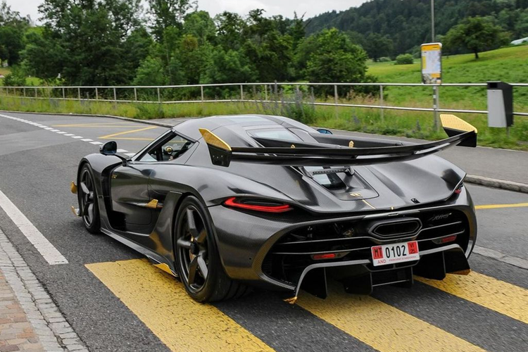 Chiếc xe Koenigsegg Jesko Attack Nur Edition bị cháy này thuộc sở hữu của 1 tỷ phú Tây Ban Nha, anh chỉ mới nhận bàn giao xe được 2 tuần thì xảy ra vụ tai nạn đáng tiếc trên, giá bán xe được cho trên 4,1 triệu đô la