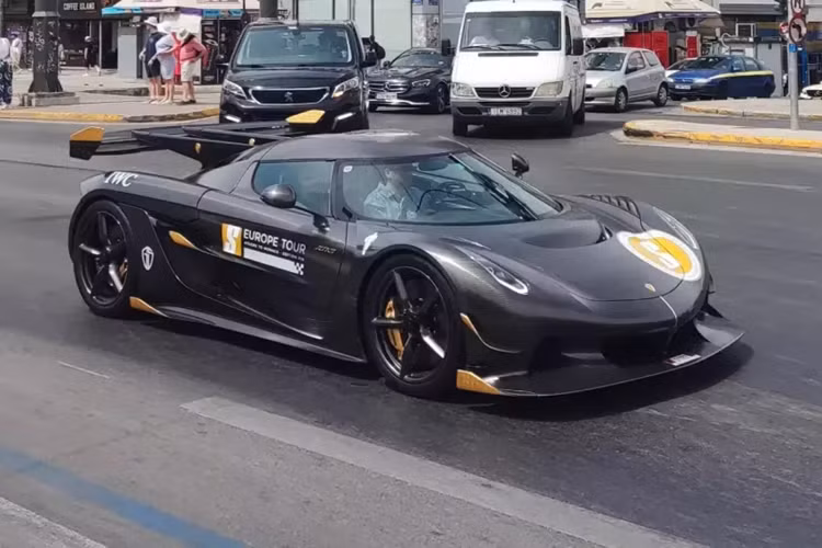 Và dường như, đại gia này sẽ phải chờ từ 1 đến 2,5 năm nữa, mới có thể nhận bàn giao chiếc xe Koenigsegg Jesko mới, nhưng không rõ có lựa chọn nào khác với xe bị cháy rụi hay không.