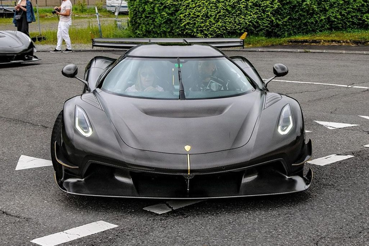 Vì thế, họ đưa ra giải pháp đền xe mới, và yêu cầu 28 chủ xe Jesko trên toàn cầu không sử dụng xe nữa, để hãng thay thế bộ phận này nếu xe nào có vấn đề, đồng thời, vào tuần sau, 1 bản cập nhập mới sẽ giúp tắt hệ thống thủy lực ngay lập tức nếu xe phát hiện rò rỉ.