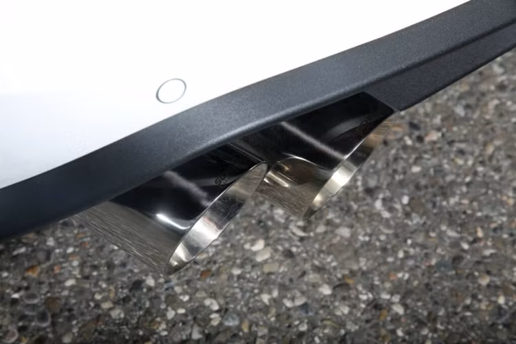 Bên cạnh đó, hãng độ Schropp Tuning còn nâng cấp cho xe hệ thống cả hiệu năng cao nhằm cải thiện âm thanh động cơ, đồng thời xe cũng được trang bị một bộ lò xo hạ thấp của Eibach giúp giảm chiều cao xe đi 25 mm ở phía trước và 20 mm ở phía sau.