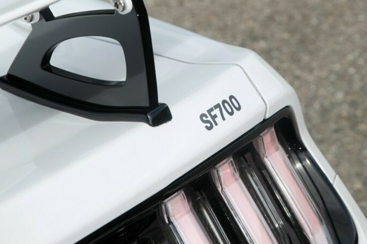 Mẫu xe độ cũng được trang bị bộ mâm độ cỡ lớn Cor.Speed Sports Deville Inox với phần viền được đánh bóng và các nan màu đen mờ. Bộ mâm này có kích thước 20 inch ở cả bánh trước và bánh sau và được trang bị đi kèm với bộ lốp Michelin Pilot Sport 4 S.