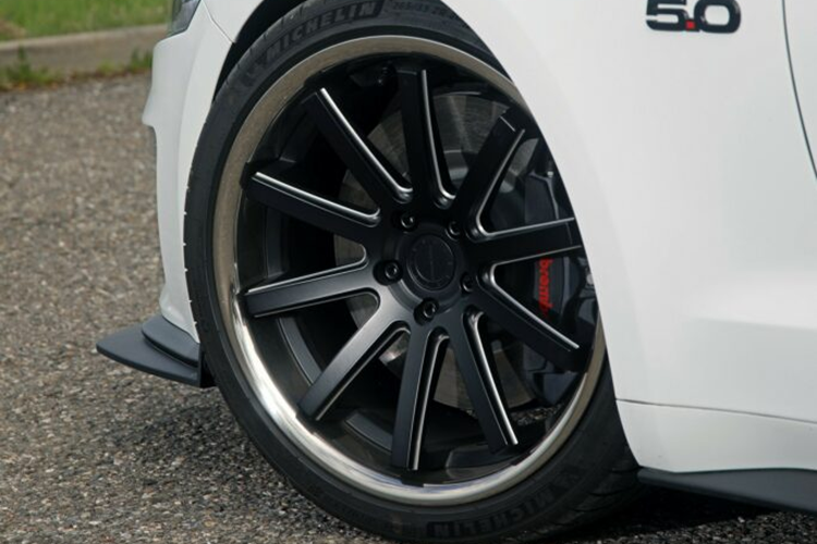 Ngoài ra, hệ thống khung gầm của xe cũng đã được tinh chỉnh nhằm cải thiện khả năng vào cua và xử lý của xe. Một thanh giằng tháp thanh chống bằng nhôm phía trước cũng đã được lắp đặt nhằm tăng độ ổn định của xe.