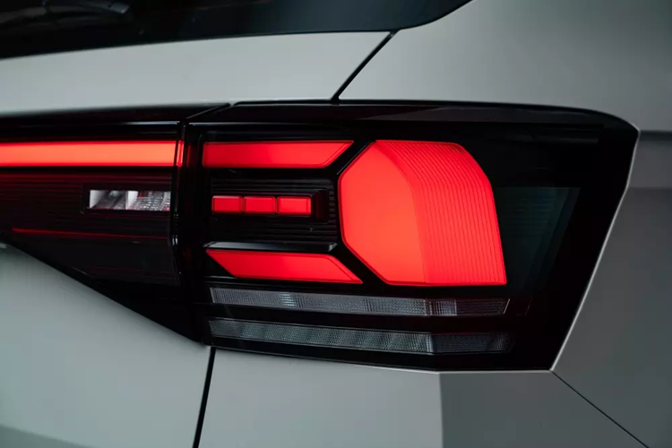 Kích thước của xe không có gì thay đổi với chiều dài x rộng x cao lần lượt 4.221 x 1.760 x 1.612 và chiều dài cơ sở 2.651 mm. Bên trong xe, Volkswagen T-Cross được điều chỉnh thiết kế ở mặt táp-lô, bao gồm cửa gió điều hòa mới. Thêm vào đó là chất liệu bọc ghế mới với logo "T-Cross".