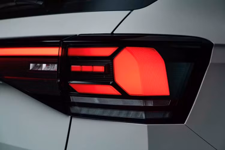 Kích thước của xe không có gì thay đổi với chiều dài x rộng x cao lần lượt 4.221 x 1.760 x 1.612 và chiều dài cơ sở 2.651 mm. Bên trong xe, Volkswagen T-Cross được điều chỉnh thiết kế ở mặt táp-lô, bao gồm cửa gió điều hòa mới. Thêm vào đó là chất liệu bọc ghế mới với logo "T-Cross".